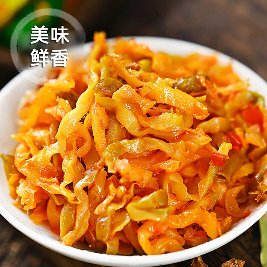 一碗盛满的菜花香香炒泡菜近景，色泽金黄油亮，配有美味鲜香的文字标注。
