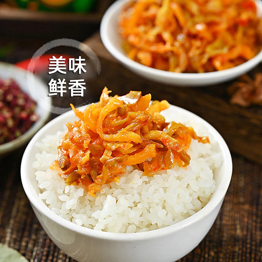 将菜花香香炒泡菜盖在白米饭上的食用场景，背景带有美味鲜香文字。