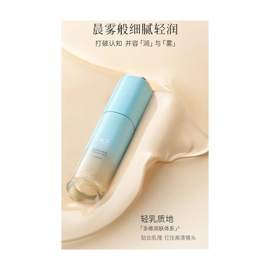 彩棠粉底液质地特写图，配有晨雾般细腻轻润等中文宣传文案及卖点说明。