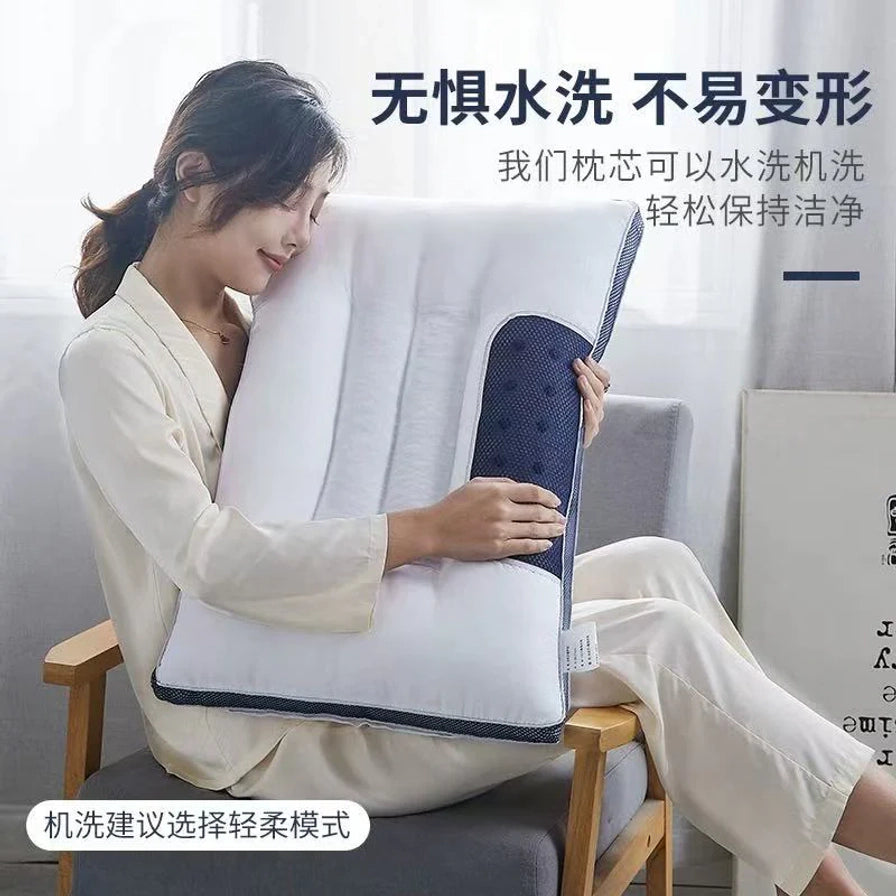 一位女性坐在椅子上怀抱天然决明子枕头，上方配有无惧水洗不易变形的中文说明。
