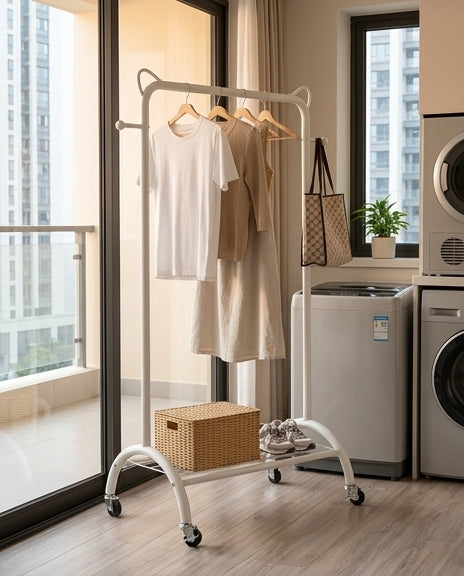 可移动晾衣架侧面视角，展示紧凑结构和顶部挂钩细节，方便在狭窄空间使用。