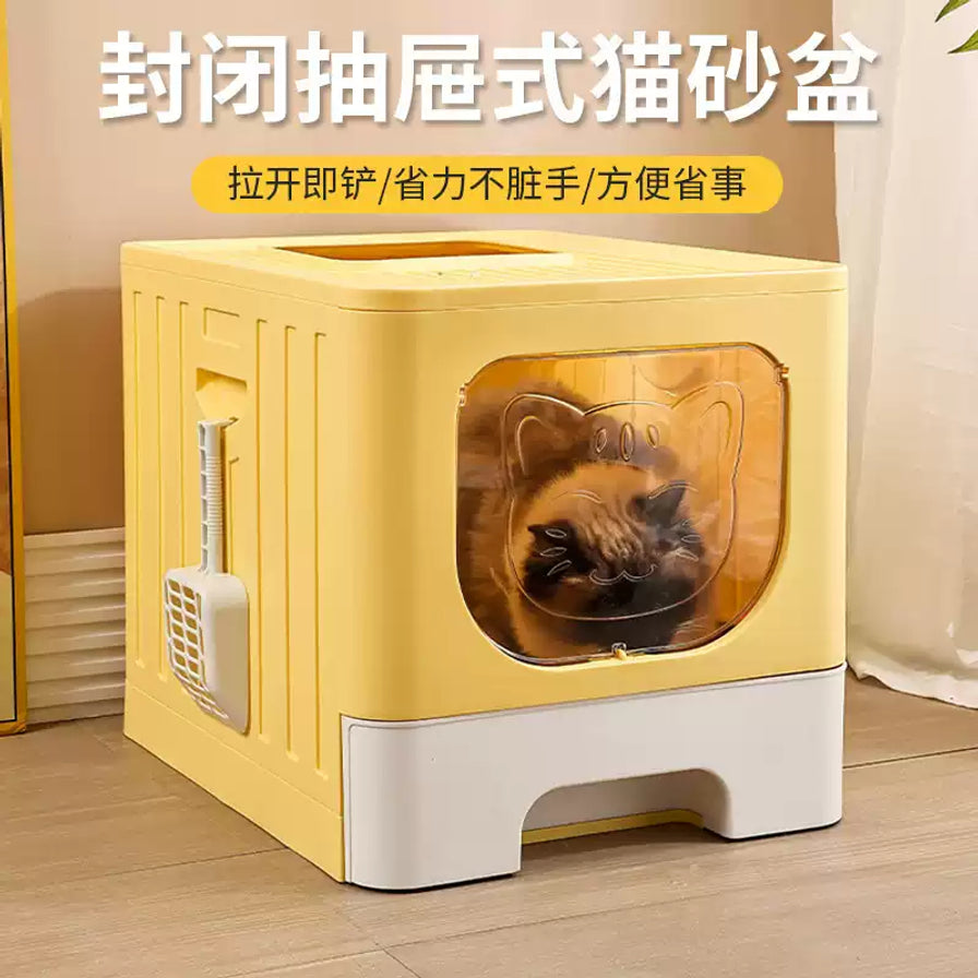 黄色全封闭抽屉式猫砂盆放在室内地面上，画面上方有中文标题和卖点文字，猫从前门可见。