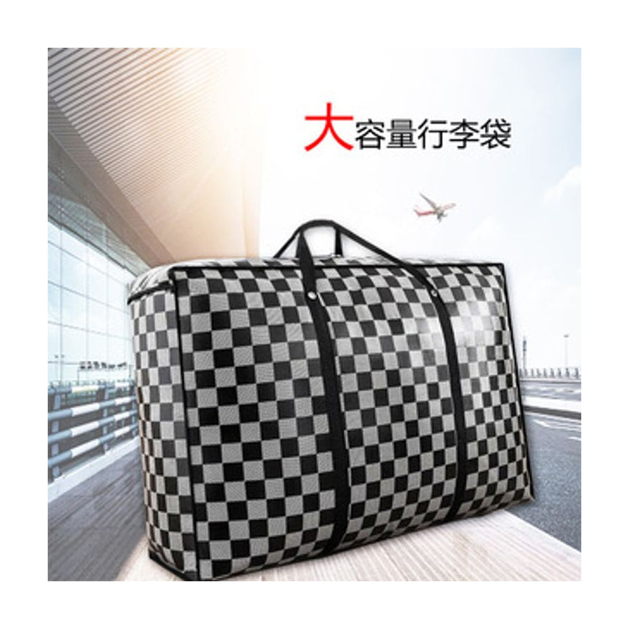 黑白棋盘格收纳袋置于机场候机厅长椅上，上方有红色中文“大容量行李袋”字样。