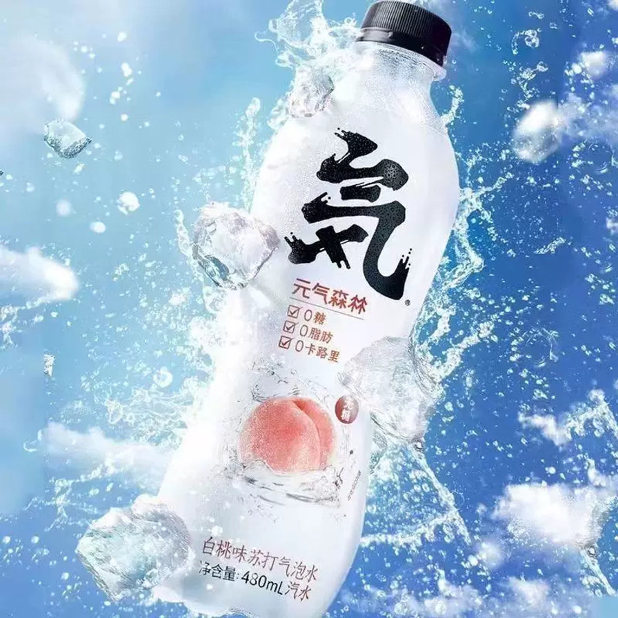 元气森林白桃味苏打气泡水，瓶身倾斜展示，背景带有冰块和蓝色水花溅起效果。
