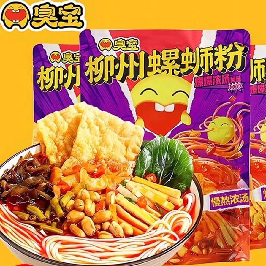 近距离展示一碗煮好的臭宝螺蛳粉，背景为多袋紫色包装，突出慢熬浓汤的卖点。