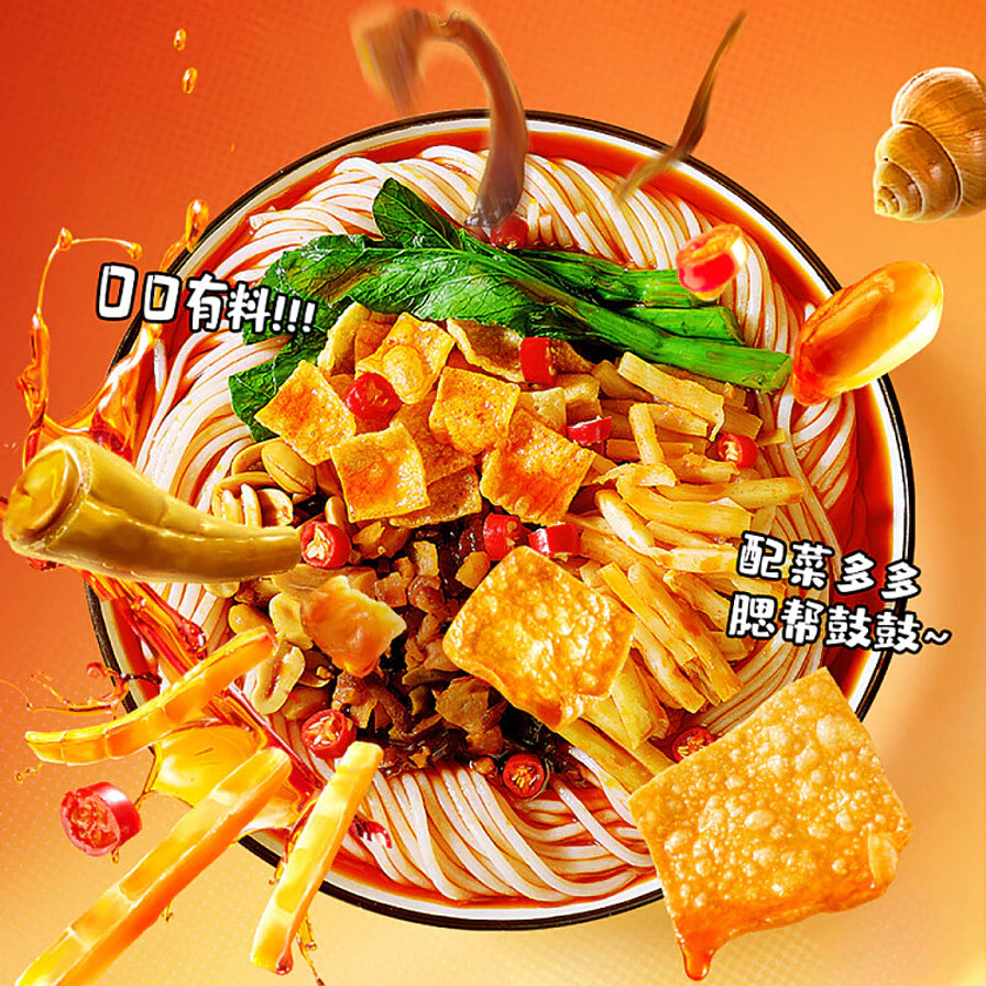 俯拍视角下一碗热气腾腾的螺蛳粉，展示丰富的配料如腐竹、辣椒、酸笋和青菜，背景带有后期添加的中文卖点文字。