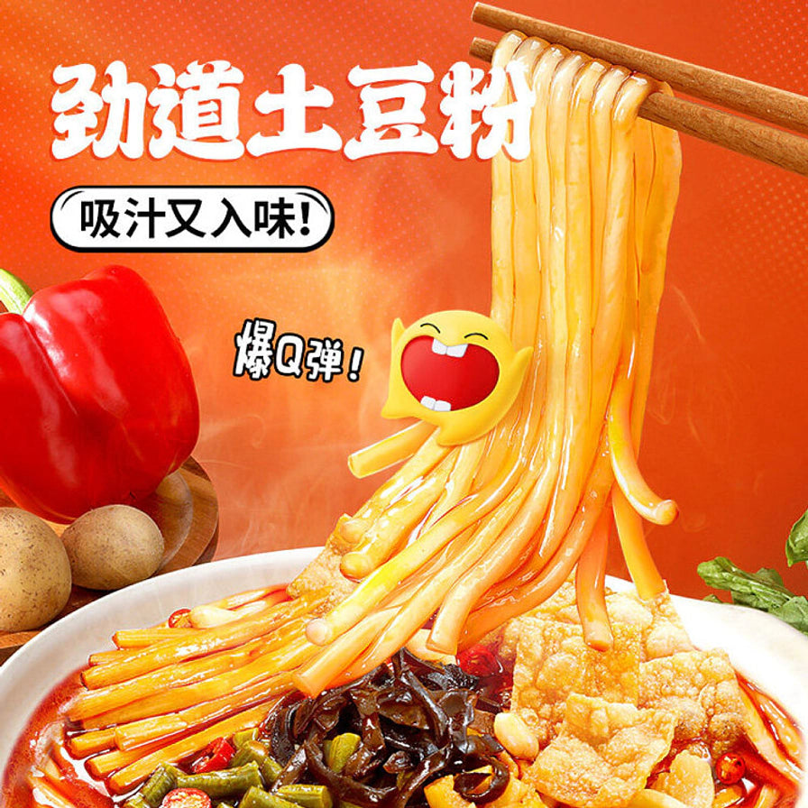 臭宝螺蛳土豆粉特写，筷子夹起晶莹剔透的劲道土豆粉，背景有红辣椒和土豆，突出吸汁入味、爆Q弹的特点。