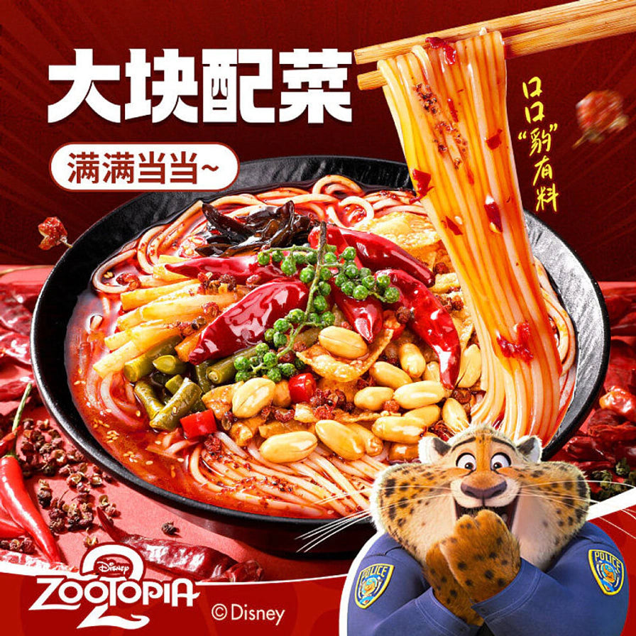 一碗热气腾腾的螺蛳粉近景，筷子夹起Q弹米线，碗内有大块辣椒、青花椒、花生和酸笋，配有疯狂动物城豹警官形象。