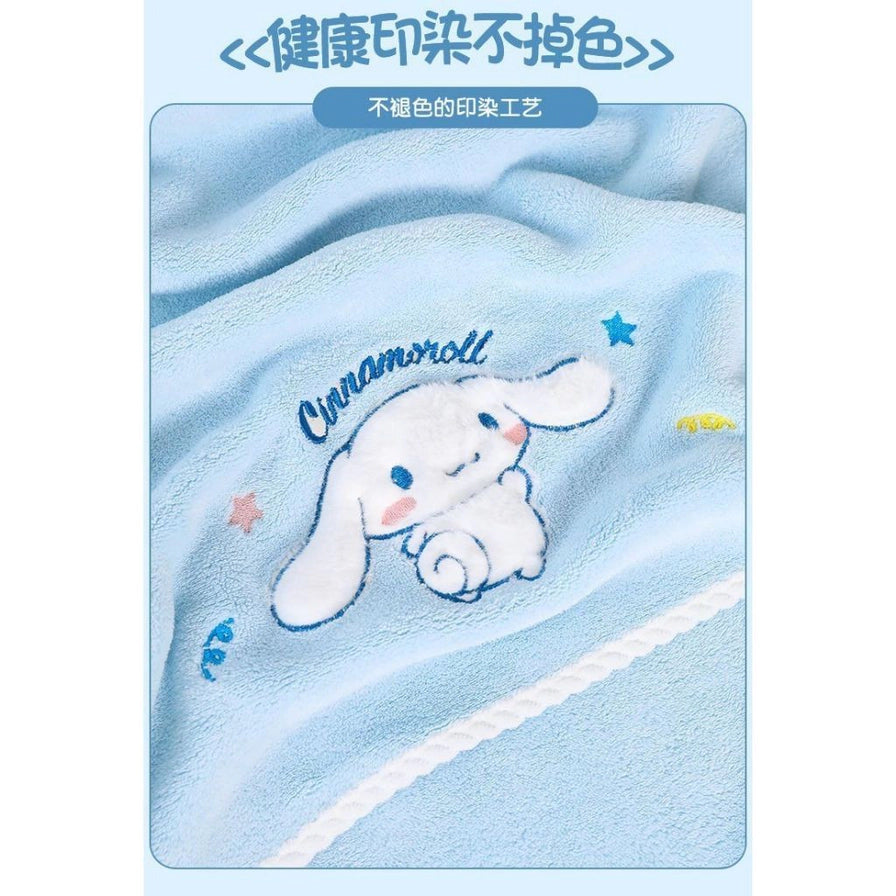 玉桂狗浴巾局部特写，展示蓝色亲肤面料、精美刺绣及白色编织包边，上方带有“健康印染不掉色”宣传文字。