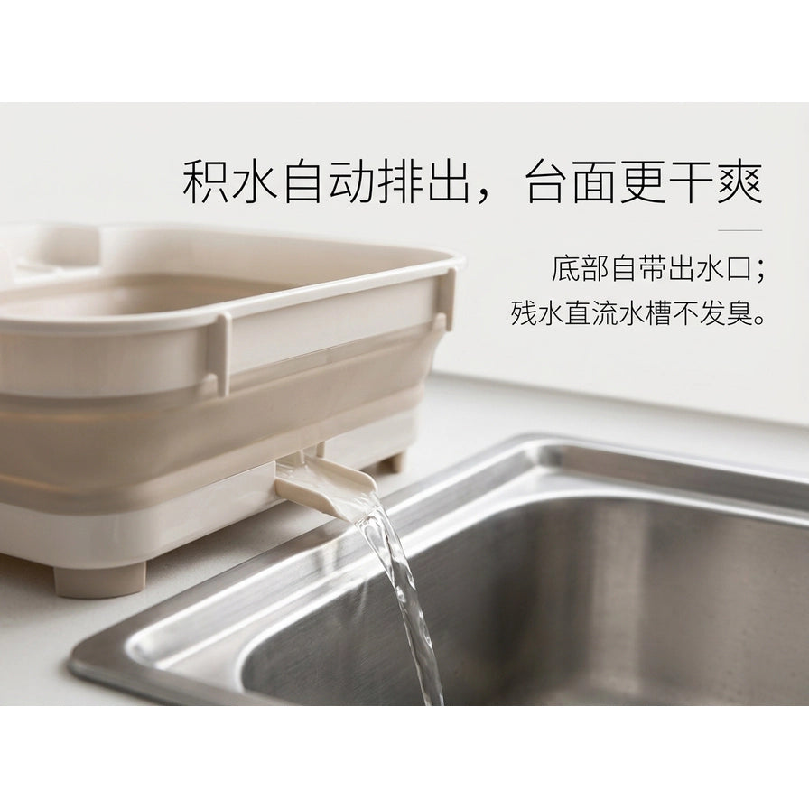 沥水架放置于水槽边，演示底部出水口将积水直接排入水槽的场景，配有中文说明文字。