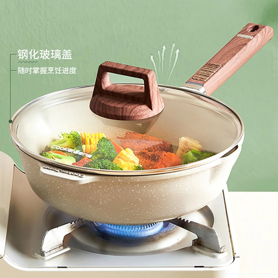 正在燃气灶上烹饪蔬菜的 CookerBene 不粘锅，配有钢化玻璃盖，可随时掌握烹饪进度。