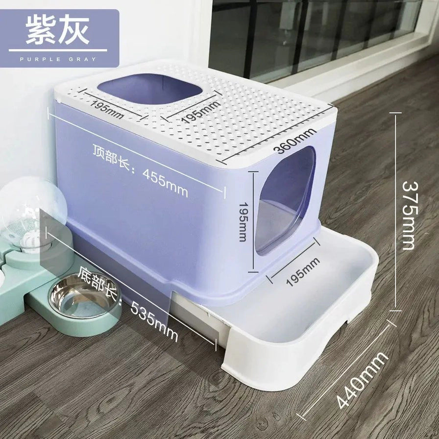 紫灰色抽屉式封闭猫砂盆放在室内地板上，画面标注顶部和底部尺寸