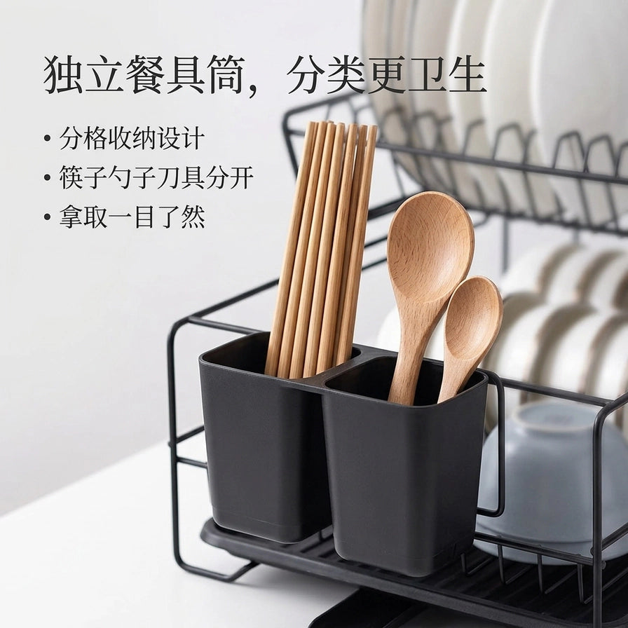 带有中文文案“独立餐具筒”的特写图，展示分格收纳设计存放筷子和勺子。