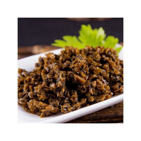 使用碎米芽菜制作的担担面成品特写，面条覆盖肉末与酱菜