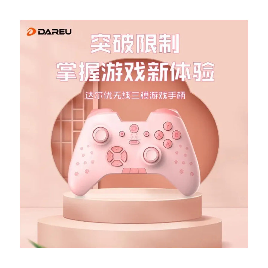 达尔优无线三模游戏手柄在粉色圆形展台上的展示图，背景带有中式窗格元素。