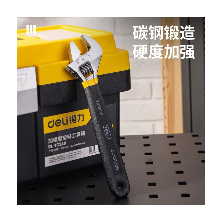 得力活动扳手靠在黄色工具箱旁，背景为工作间，右上角有碳钢锻造硬度加强的文字说明。