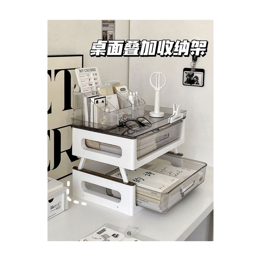 书桌场景实拍，收纳架上摆放文具、眼镜和小风扇，下层抽屉拉开展示内部收纳空间，图片上方有中文标题。