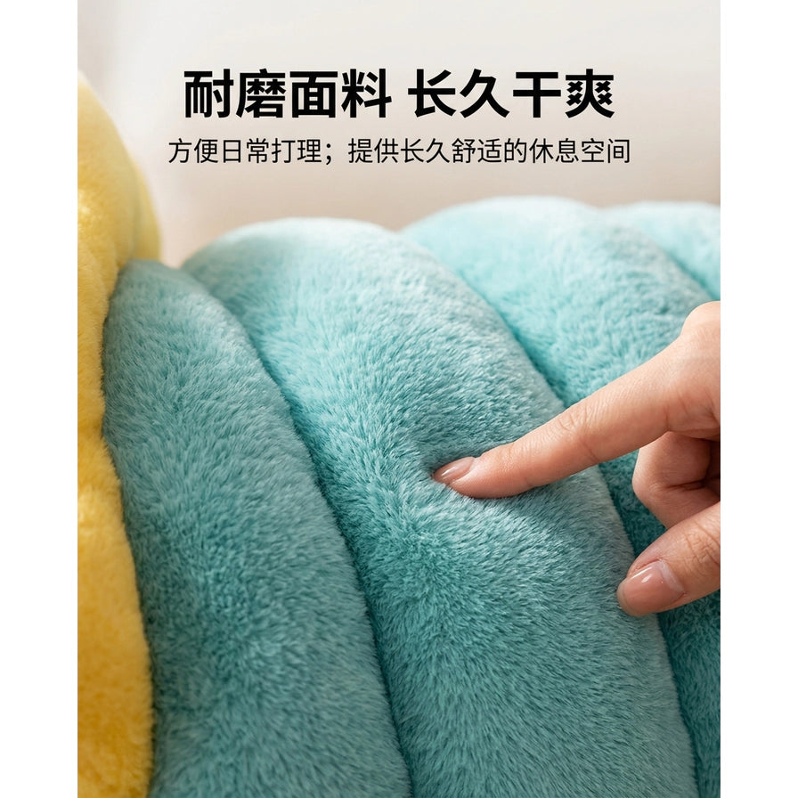 手指按压在蓝绿配色宠物狗窝的毛绒面料上，展示其柔软质感，上方配有“耐磨面料 长久干爽”的中文卖点文字。