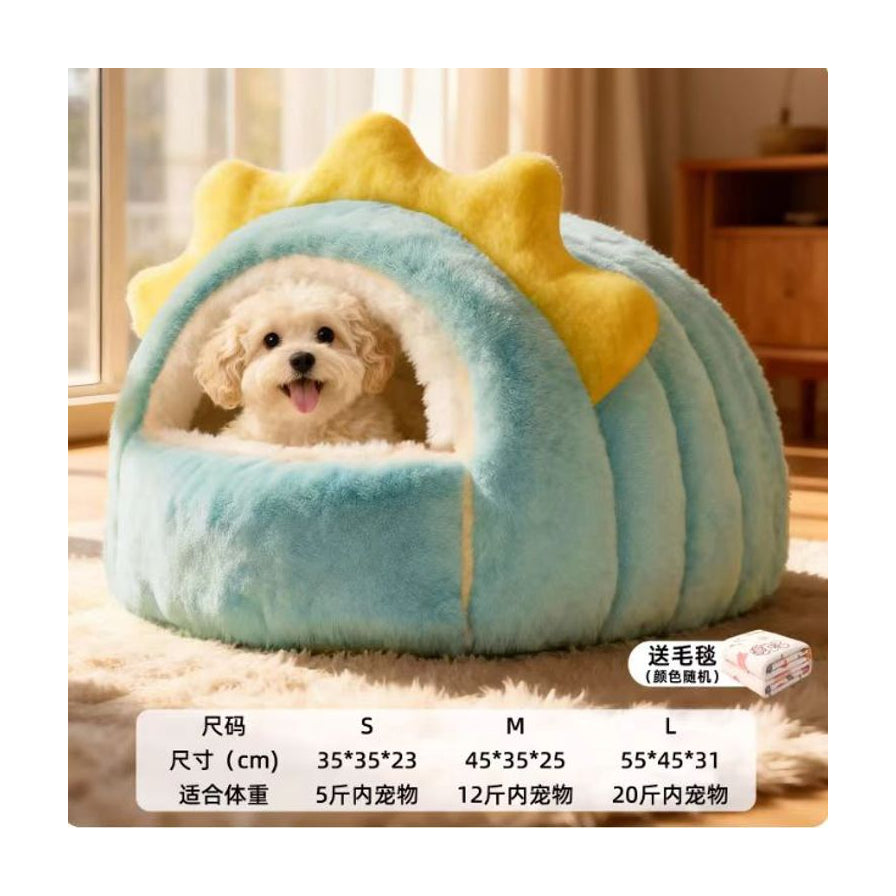 室内场景中，蓝绿配色宠物狗窝的尺寸规格表，包含S、M、L三种尺码的尺寸及适合宠物体重信息，并标注赠送随机颜色毛毯。