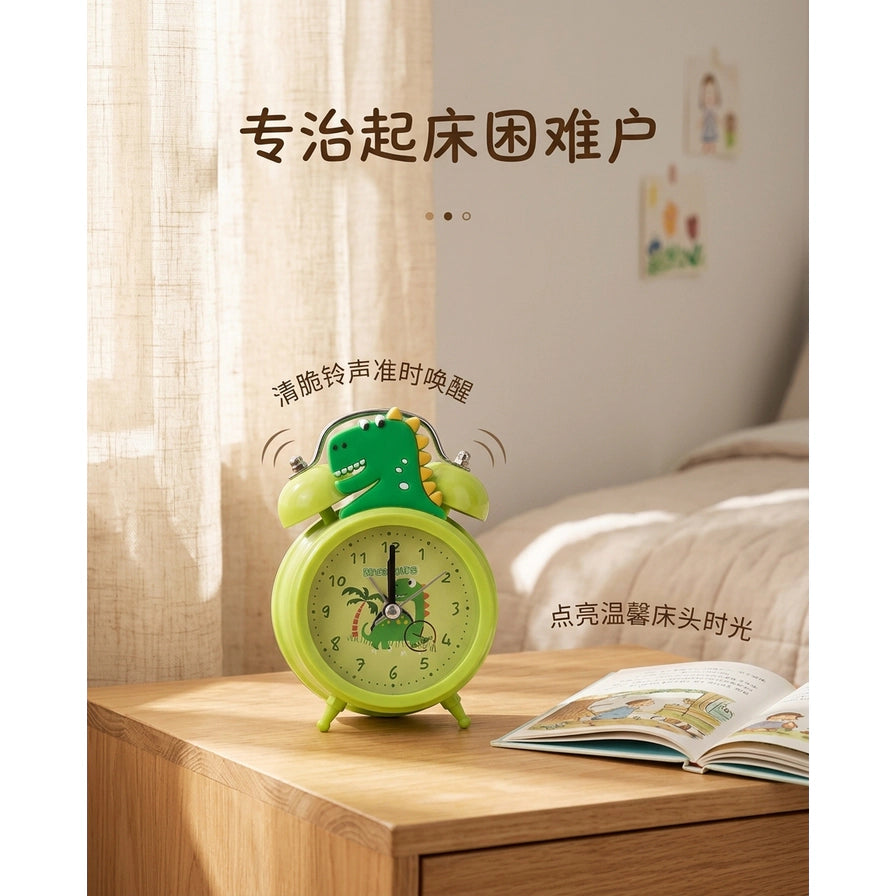 温馨卧室场景中摆放在木质床头柜上的恐龙闹钟，配有“专治起床困难户”等中文卖点文字。