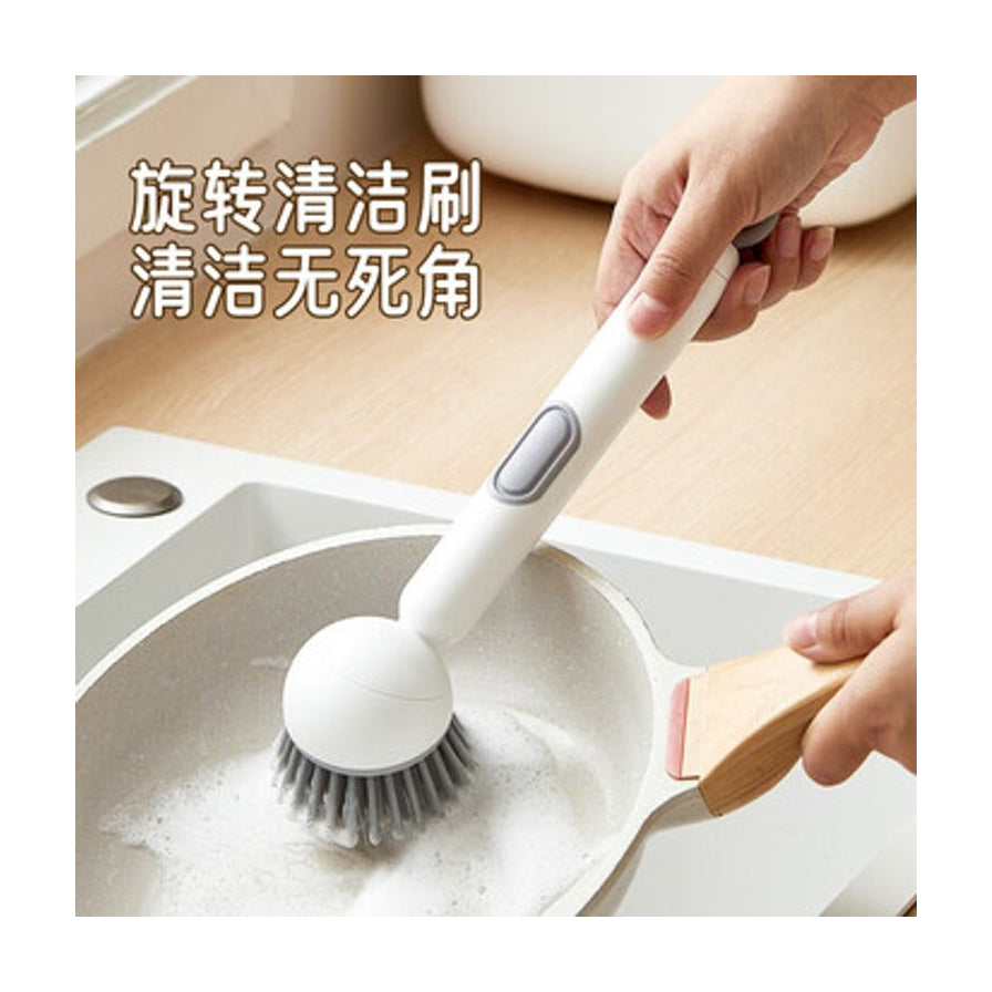 手持白色按压式锅刷在白色平底锅内清洁，产生丰富泡沫，上方配有旋转清洁刷清洁无死角的文字。
