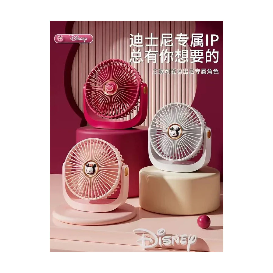 三款不同颜色的迪士尼主题桌面风扇，包括红色草莓熊、粉色米妮和白色米奇款式，展示在圆形底座上。