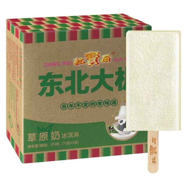 东北大板雪糕拆封后特写，展示乳白色冰棍质地与木质棒签细节