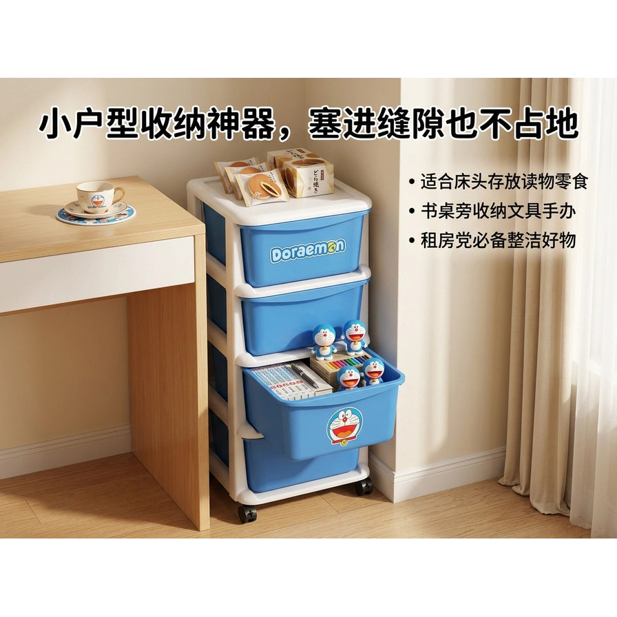 哆啦 A 梦收纳架场景图，放置于书桌旁缝隙处，抽屉内装有文具和零食，配有中文标题与说明文字。