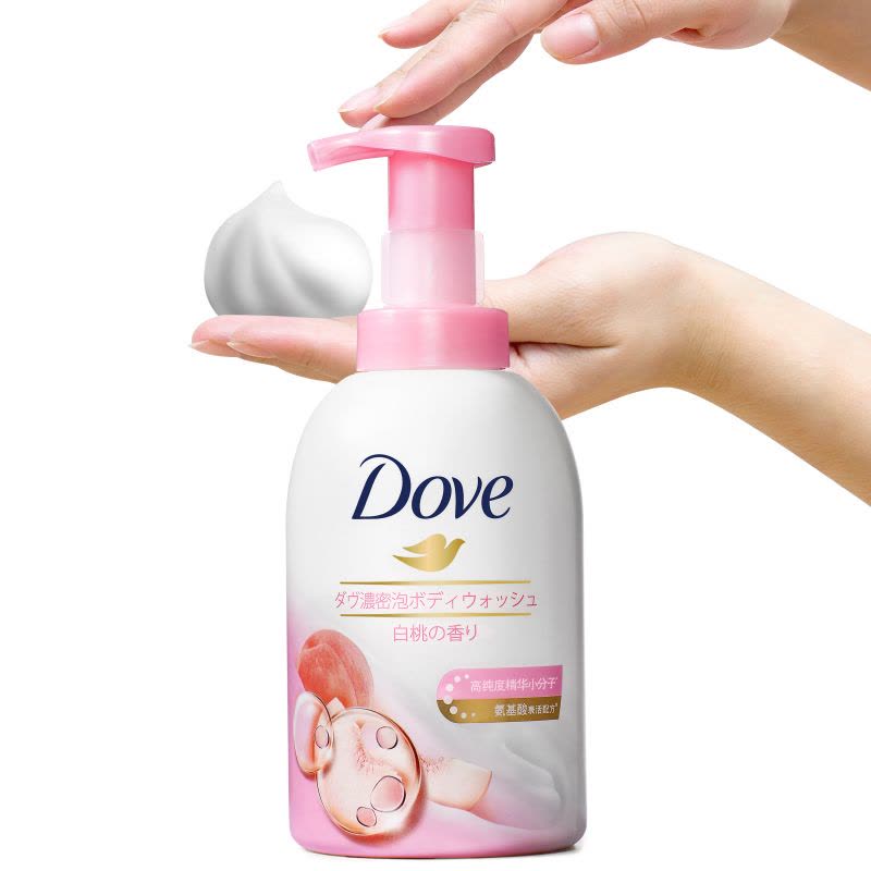 双手按压多芬沐浴露泵头挤出绵密泡沫，瓶身可见中文成分卖点标签。