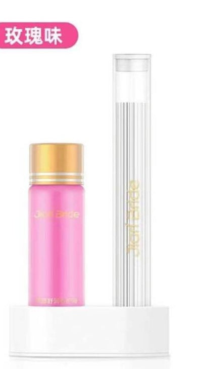 粉色瓶身金色瓶盖的玫瑰味耳洞清洁液与透明导管配件展示，左上角有中文“玫瑰味”标签。