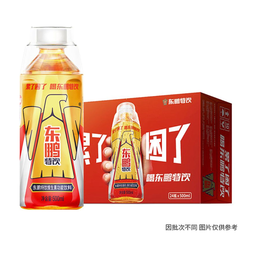 一瓶东鹏特饮维生素功能饮料与红色整箱包装盒，包装盒上印有24瓶x500ml规格说明。