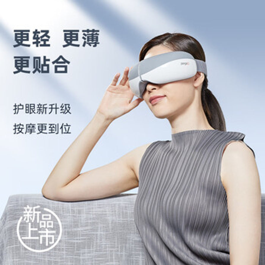 女性佩戴眼部按摩仪靠在沙发上，背景带有“更轻更薄更贴合”及“新品上市”字样。