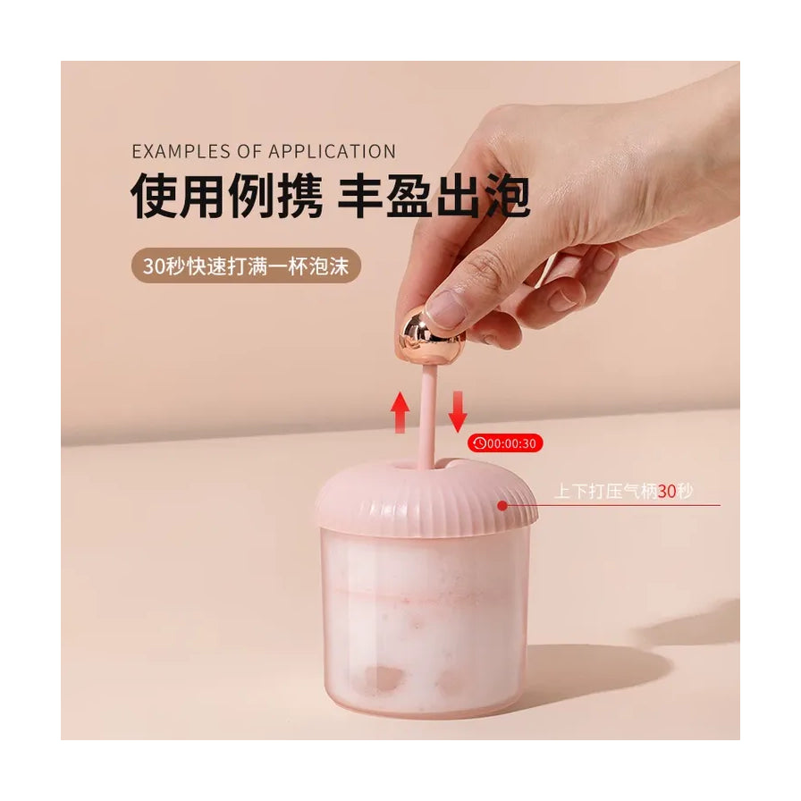 展示如何使用起泡器，手部上下按压金色拉杆，杯中产生浓密泡沫，配有30秒快速出泡的文字说明。