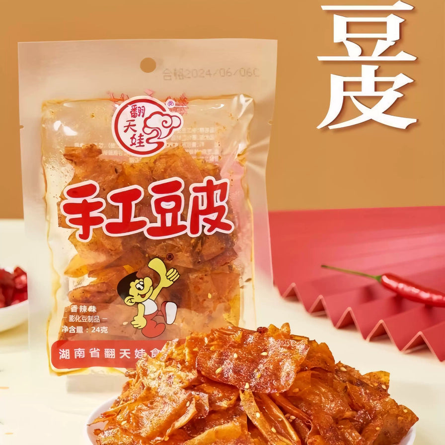 翻天娃手工辣豆皮单包装与近景特写，背景带有豆皮字样装饰。