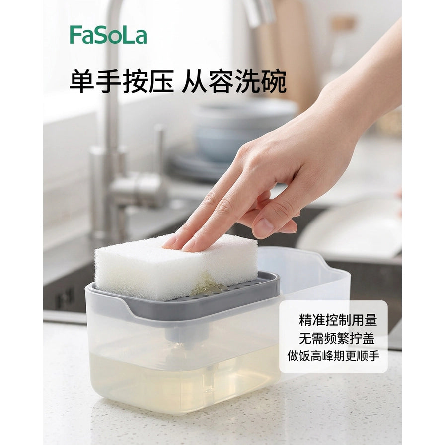 厨房水槽场景演示图，一只手正在按压 FaSoLa 皂液盒上的海绵，画面包含“单手按压 从容洗碗”等中文卖点文字。