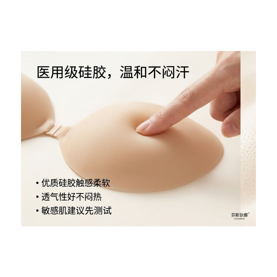 手指按压硅胶文胸贴展示材质柔软度，配有医用级硅胶温和不闷汗的中文说明。