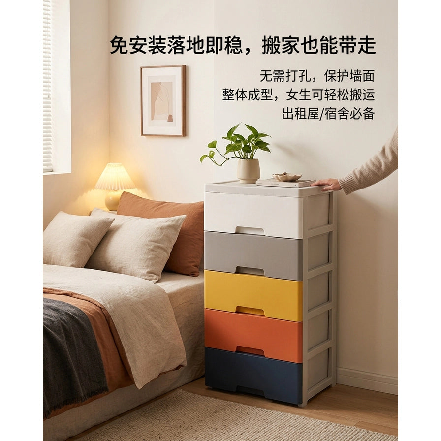 收纳柜放置在床边作为床头柜使用的场景图，图片上方有中文文案“免安装落地即稳，搬家也能带走”。