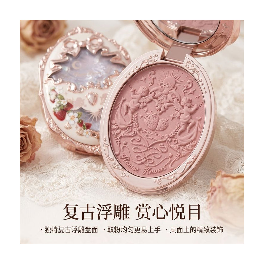 腮红盘特写展示盘面精美浮雕工艺，底部配有中文说明突出装饰性与取粉均匀。