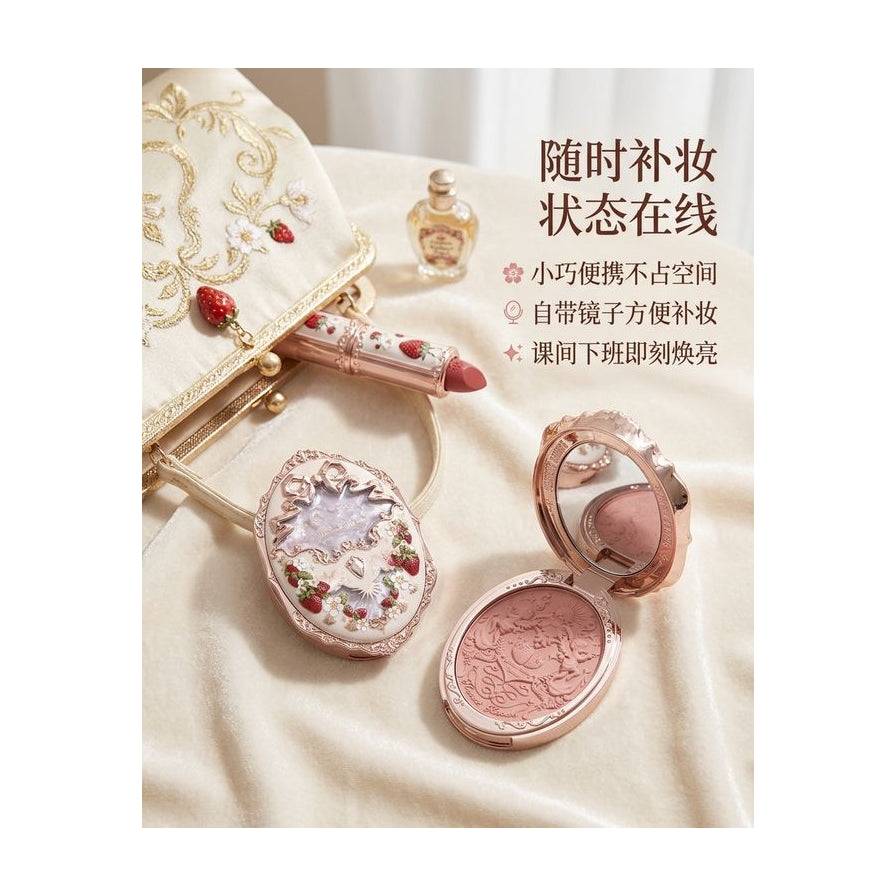 腮红盘置于精致手袋旁，配中文文案强调便携补妆与自带镜子的使用场景。