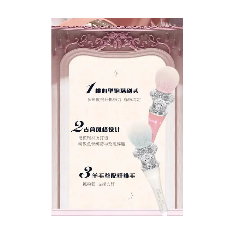 花知晓腮红刷功能卖点海报，含中文说明桃心型刷头、古典设计及羊毛材质特点。