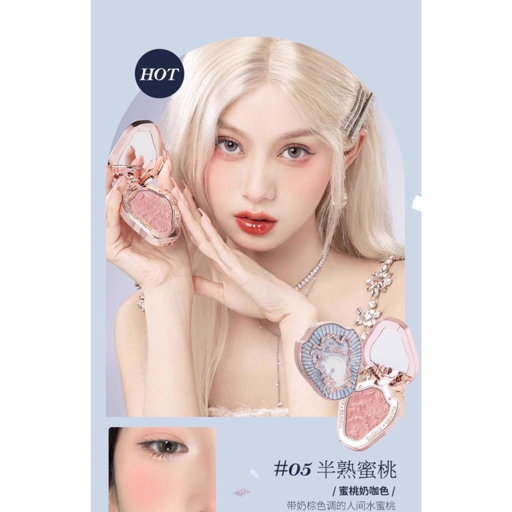 模特手持花知晓独角兽腮红展示上脸妆效，图片包含 HOT 角标及色号半熟蜜桃中文说明。