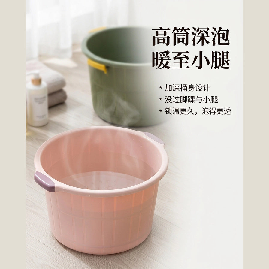 盛有热水的足浴桶，配有中文文案说明高筒深泡与锁温功能。
