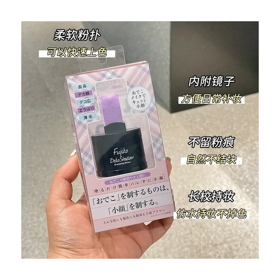 手持 Fujiko 发际线修饰粉包装实拍图，配有中文说明文字介绍柔软粉扑、内附镜子及持妆效果。