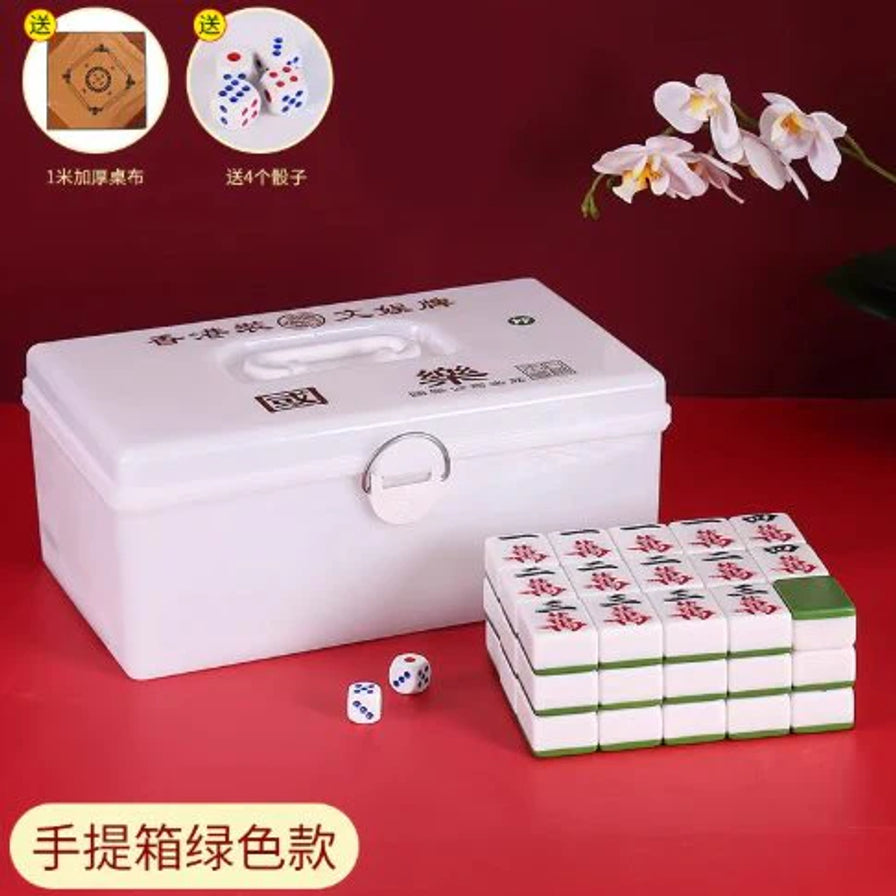 红色背景上的手提箱绿色麻将套装，旁边摆放麻将牌叠、骰子，画面含“手提箱绿色款”“送4个骰子”文字