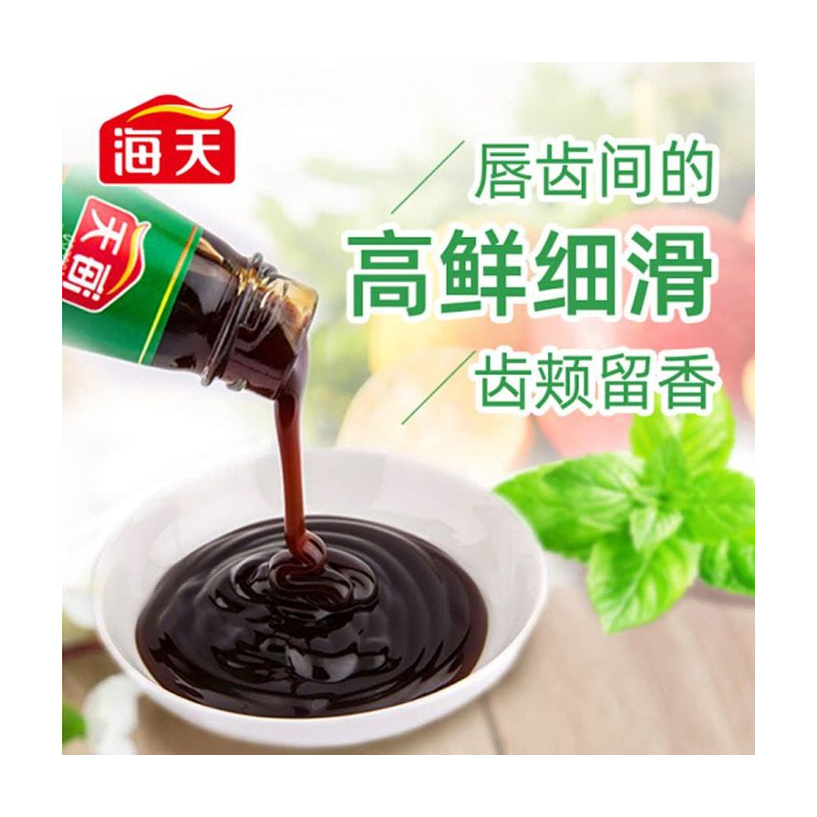 海天金标蚝油正在倒入白色小碗中，展示其浓稠细滑的质地，配有高鲜细滑等宣传文字。