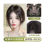 模特佩戴自然色假发片正面效果，展示四叶草底网结构及头顶蓬松饱满的修颜效果。