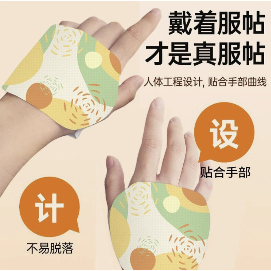展示暖手贴贴合在手背上的效果图，配有中文说明文字“戴着服帖才是真服帖”及“人体工程设计，贴合手部曲线”。