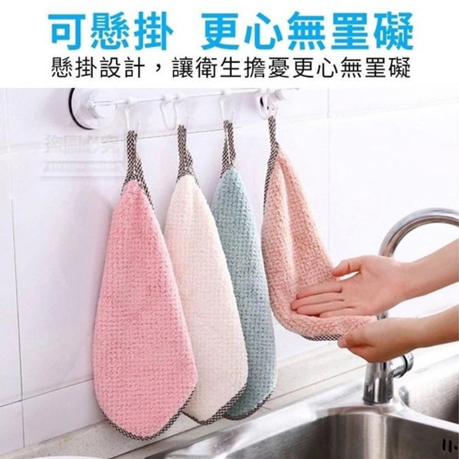 展示珊瑚绒擦手巾悬挂在厨房墙面上的场景，上方配有可悬挂更心无罢碍的中文宣传语，强调节省空间和卫生。