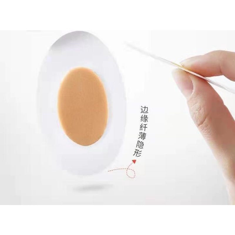 手持防磨脚贴演示图，配有中文说明文字强调边缘纤薄隐形特性。