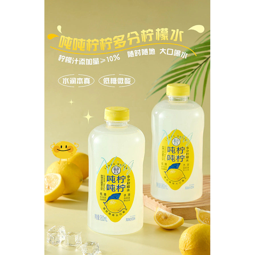 盒马吨吨柠柠多分柠檬水宣传海报，两瓶柠檬水置于浅黄色背景中，配有新鲜柠檬、冰块和清爽解腻的中文卖点文字。